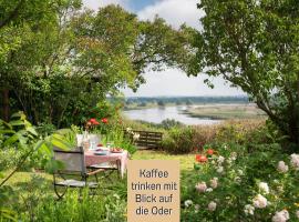 Ferienhaus Lebuser Land für bis zu 4 Personen mit 1300 qm Garten und Privatsauna, grandiosen Blick über die Oder, sonntags late check out bis 18 Uhr inklusive，位于Lebus的酒店