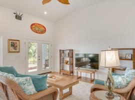 Oceanfront Home with Pool Access, Views in Papaikou，位于Papaikou的酒店
