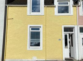 2 Bed seafront cottage in Portpatrick，位于波特帕特里克的酒店