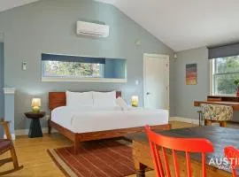 Coveted Tarrytown Studio Apt 1BA w Breakfast Nook Window Desk King Bed