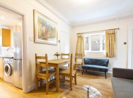 Stylish 4-Bed Home in Egham Surrey near airport，位于埃格姆的酒店