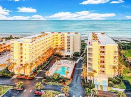 Sandcastles 2br2ba Cocoa Beach Ocean Views!，位于可可比奇的酒店