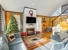 5 Mi to Blue Ridge Parkway Mountain Cabin in Cana，位于Fancy Gap的酒店