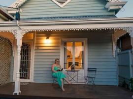 Signal Cottage close to beach and Semaphore Road，位于撒马佛的酒店