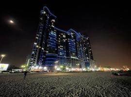 Luxury Hotel Apartments - Ajman Corniche UAE，位于阿吉曼的低价酒店