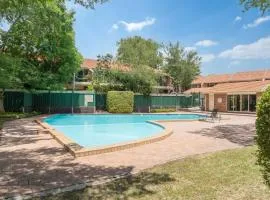 Bright 2-Bed Apartment Near Scenic Attractions
