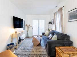 Cozy Beach Cottage Near The Bay，位于Villas的酒店