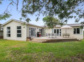 Coastal Family Escape - Waitarere Beach Retreat，位于莱文的酒店
