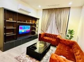 20 Min From Downtown Luxe 02 Bhk Penthouse with Balcony Sky Park One