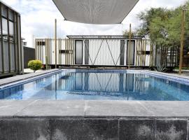 L W H Hotel & Glamping Container Park，位于锡劳的酒店
