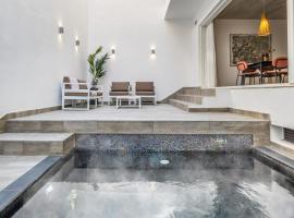 Heated Pool Luxury in Pembroke St Julians，位于彭布罗克的酒店