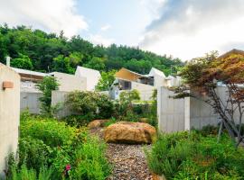 Dalto Resort Poolvilla Glamping，位于Yeongdeok的度假村