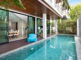 Lively Stay at Vibrant Kata, 4BR Pool Villa B2 near Beach - UTK2，位于卡塔海滩的酒店