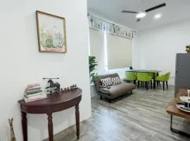 Catus Theme Walk Up Apartment Matang