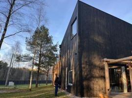 GRANIASTY - nowoczesny dom wakacyjny z basenem，位于Smażyno的酒店