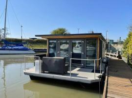 Houseboat Tulip NS006，位于蒙尼肯丹的酒店