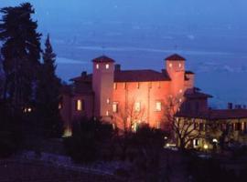 Castello Rosso，位于科斯蒂廖莱萨卢佐的酒店
