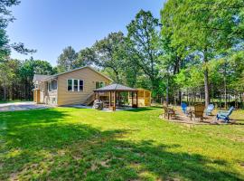 Family Home with Hot Tub 2 Mi to Petenwell Lake!，位于Arkdale的酒店