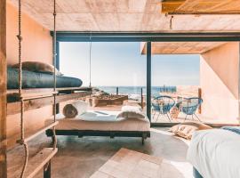 Noah Surf House Portugal，位于圣克鲁斯的酒店