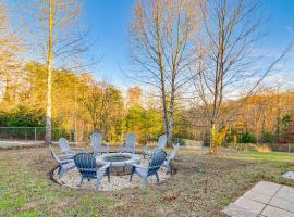 2 Mi to Lake Cumberland Access Home with Grill，位于Jamestown的酒店