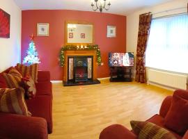 3 Bedroom House in Omagh Town with private parking & garden，位于奥马的酒店