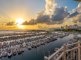 Oceanfront Renovated Getaway in Waikiki，位于檀香山的公寓