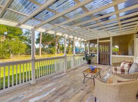 Peaceful Loxahatchee Apartment with Covered Porch，位于Loxahatchee的酒店