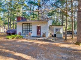 Wisconsin Cabin with ATV Trails, Near Lake Arbutus!，位于Hatfield的酒店