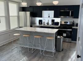 Entire detached home 4 bedrooms 3 bath free parking with deck，位于华盛顿的酒店