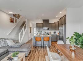 Modern and Bright Townhome with Game Room in S Salem，位于塞勒姆的酒店