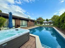 Luxury Family Poolside Villa Brighton Beach，位于墨尔本的酒店