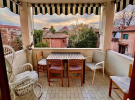 Airy & panoramic with terrace, 2 minutes from the sea，位于威尼斯丽都的酒店