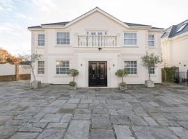 Luxurious 8 Bedroom Chigwell Mansion with Event hall and Cinema，位于齐格威尔的酒店