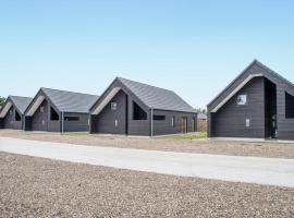 Gorgeous Home In R&oslash;m&oslash; With Wifi，位于孔斯马克的带热水浴缸的酒店