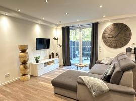 M&K Homes Eleganter Neubau zwischen Hamburg&Ostsee mit Parkplatz，位于赖因费尔德的酒店