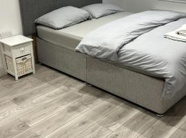 Gatwick Guest House - Short & Long Stay, Airport Parking, Airport Shuttle, Early & Late Check In - 49, RH11 8QX，位于克劳利的酒店