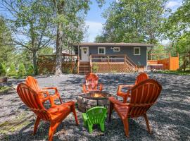 COZY COTTAGE Spacious 4Bdrm 2Bth, Hot Tub, Game Movie Room, Firepit, Arcades, Backyard Playground, 2 Min Walk To Pool, Lake, Beach, Basketball, Minigolf and Tennis，位于托比汉纳的酒店