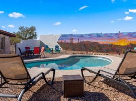 Panoramic Mountain Views, Heated Pool, 2 Kitchens，位于土桑的酒店