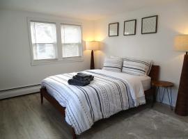 Comfortable 3 Bed Apt in Quiet Neighborhood，位于Wayland的酒店