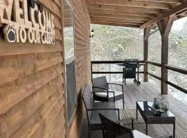 Cedar Creek Cabins #1 - Giant Spa Tub, Large Wooded Porch, Full Kitchen, 1 Bedroom