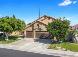 Private Pool & Hot Tub, Games, Firepit by MariamsBnb