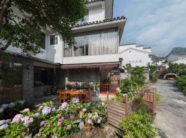Castle peak yard Inn Free railway st ation pick-up by 2 nights English and Spanish reception available，位于桂林的酒店