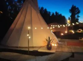 Tipi Marie met hotutub in de tuin