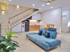 Royal House 4BR close to Grand Batam Mall，位于名古屋的带停车场的酒店