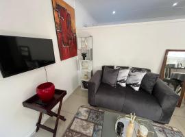 A cozy cottage in Bryanston，位于Sandton的酒店