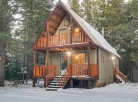 Family Cabin with Fire Pit - 25 Miles to Yellowstone，位于艾兰帕克的酒店