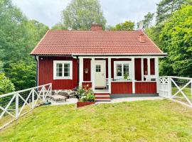 Charming little Swedish cottage in the Big Woods，位于Sv&auml;ngsta的别墅