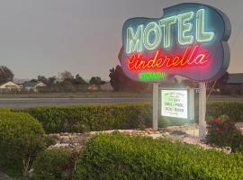 Cinderella Motel，位于霍利斯特的酒店