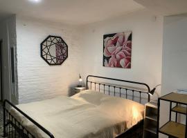 JANUS COUNTRY SITE &Aacute;rp&aacute;d-h&aacute;z，位于Szakcs的宠物友好酒店