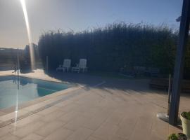 Chambre d'hôte avec accès piscine，位于Gigean的酒店